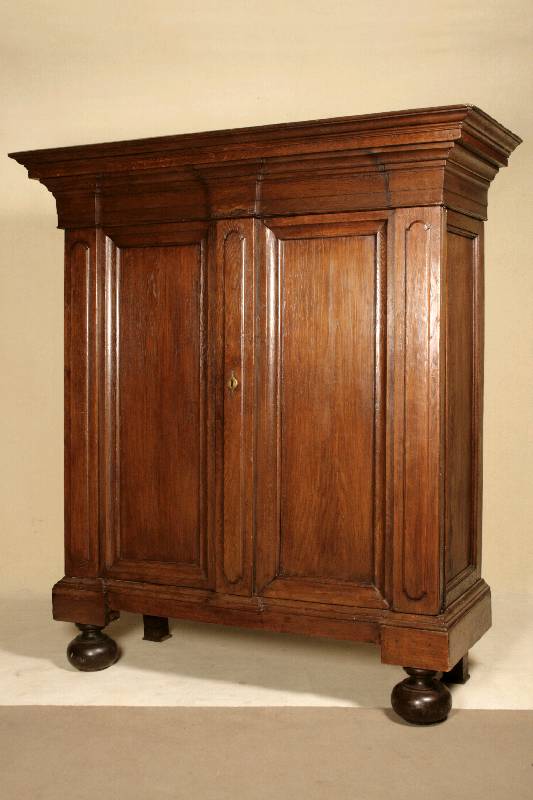 Schrank, deutsch, um 1760, Eiche massiv, auf schweren Kugelfüßen, 2-türig, Füllungen mit Leistenverzierung, schweres Kopfteil, 10-fach getreppt, ...
