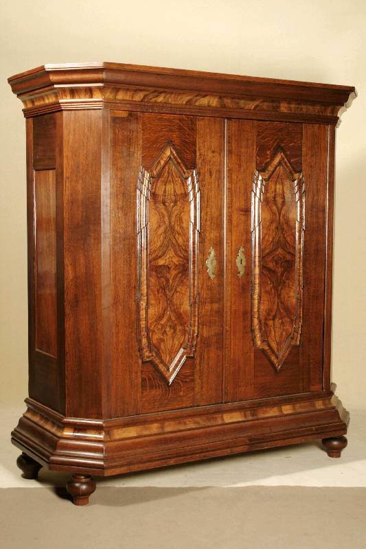 2-türiger Barockschrank, deutsch, um 1760, Korpus Eiche massiv, z.T. furniert, Füllungen mit ausgesuchtem Wurzelnußfurnier kassettiert, ...