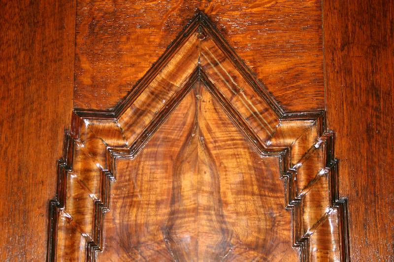 Detail a: 2-türiger Barockschrank, deutsch, um 1760, Korpus Eiche massiv, z.T. furniert, Füllungen mit ausgesuchtem Wurzelnußfurnier kassettiert, ...