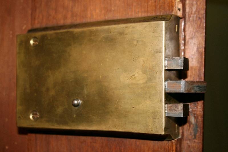 Detail b: 2-türiger Barockschrank, deutsch, um 1760, Korpus Eiche massiv, z.T. furniert, Füllungen mit ausgesuchtem Wurzelnußfurnier kassettiert, ...