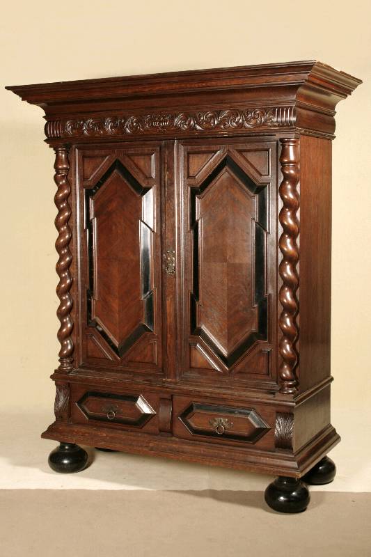 Schrank, norddeutsch, um 1870/80, Danziger Barockstil, Eiche und Nußbaum massiv, z.T. furniert, mit vorgesetzten stark gedrechselten Vollsäulen, ...