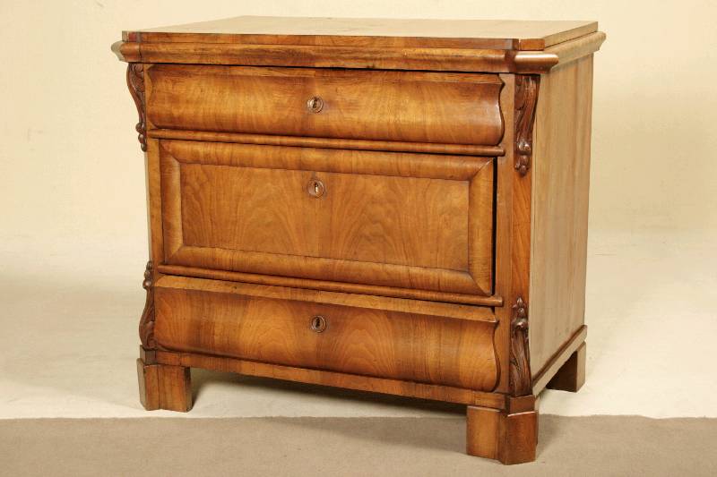 Kommode, deutsch, um 1860, Louis-Philippe, Korpus Weichholz, Rüsterfurnier, zierliche dreischübige Kommode, mit gerahmten bzw. leicht geschweiften ...
