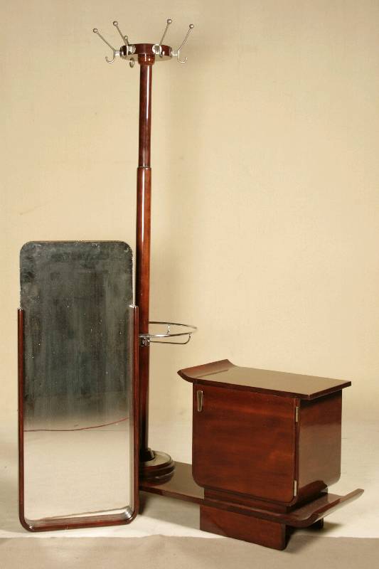 ArtDeco-Flurgardeorbe, um 1920, Mahagoni, z .T. massiv, Unterteil mit geschwungener Platte, Garderobenständer mit Schirmständer und fünf original ...