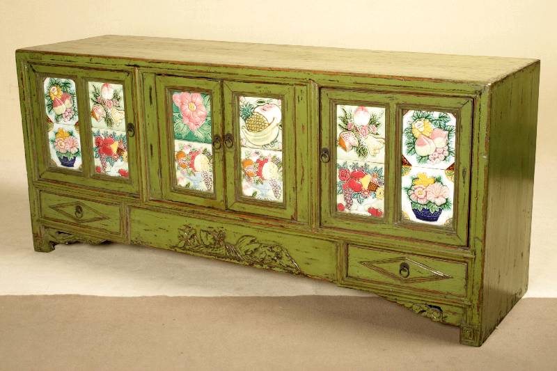 Chinesischer Vielzweckschrank, nach dem Vorbild des 19. Jhds. Weichholz, mit integrierten Schubladen, bunte Kacheln in Früchte- und Blumendekor, ...
