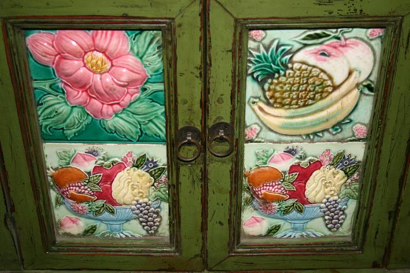 Detail a: Chinesischer Vielzweckschrank, nach dem Vorbild des 19. Jhds. Weichholz, mit integrierten Schubladen, bunte Kacheln in Früchte- und Blumendekor, ...