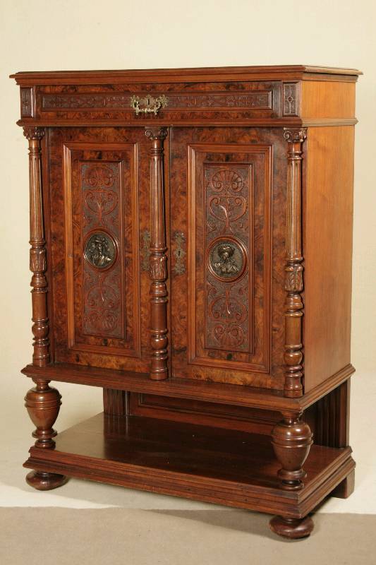 Prunkvertiko, deutsch, um 1870, Korpus Weichholz, Nußbaum massiv, z.T. furniert, auf gedrechselten Kugelfüßen, offene Ablage, Lisenen und ...