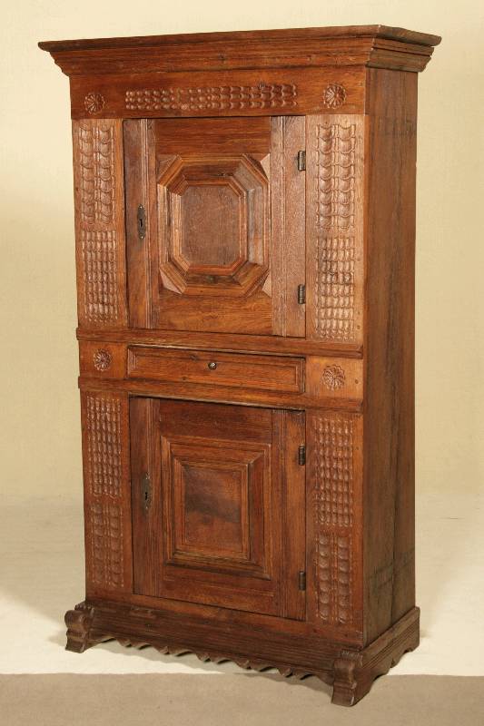 Brotschrank, deutsch, um 1960/70, Eiche massiv, auf Kufen, 2-türig, Füllungen mit starker Leistenverzierung, mittig eine Schublade, Lisenen mit ...