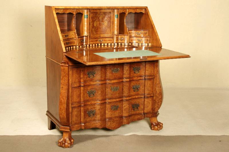 Barockstilsekretär, Holland, um 1920, Korpus Weichholz/Hartholz, z.T. Tischlerplatte, Wurzelholzfurnier, auf Tatzenfüßen, Schubladen vertikal ...