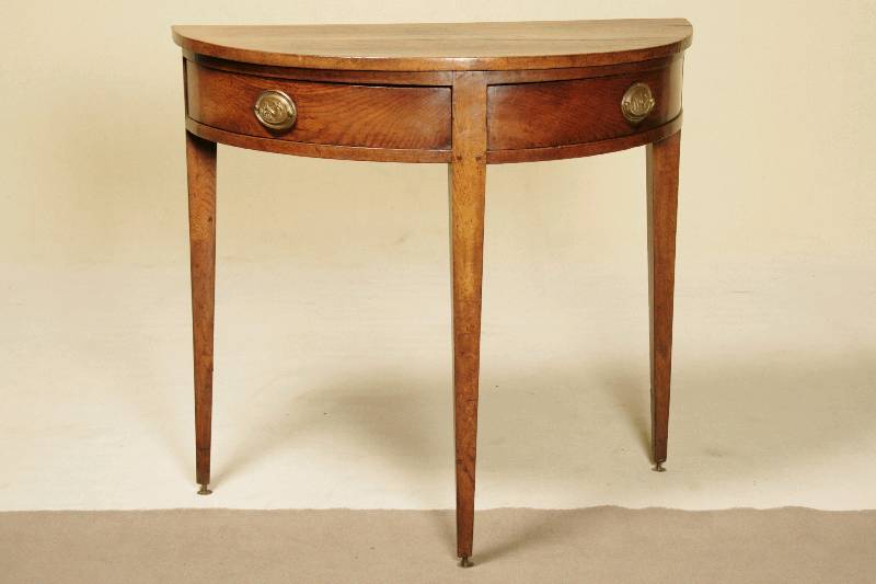 Halbmond- bzw. Konsolentisch, deutsch, um 1800, Eiche massiv, auf konischen Beinen, mit kleinen Messingfüßen, unter der Platte zwei Schubladen, ...