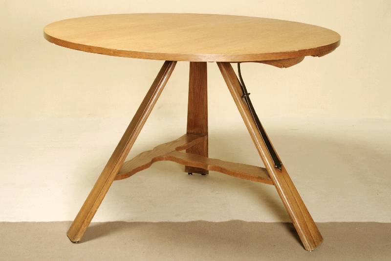 Klapptisch, deutsch/Friesland, um 1900, Eiche massiv, Platte furniert, drei brettförmige Beine, ausgestellt und verstrebt, Platte auf klappbar, ...