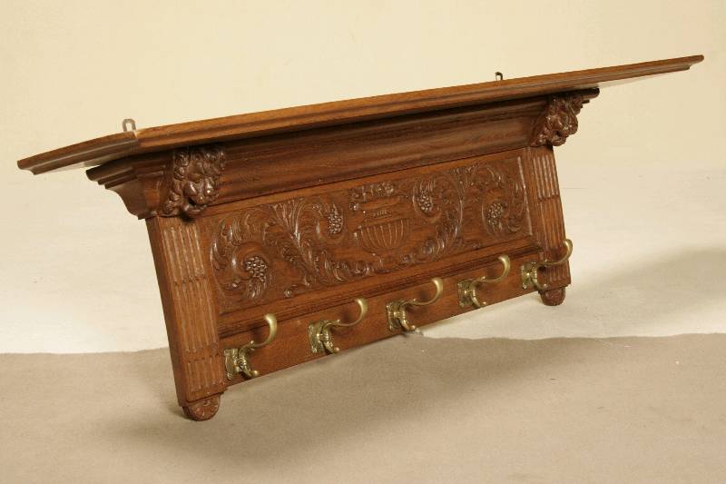Hängegarderobe, deutsch, um 1880, Gründerzeit, Eiche massiv, Lisenen kanneliert, darüber Löwenkopfmaskaron, Deckplatte poliert, als Hutablage ...
