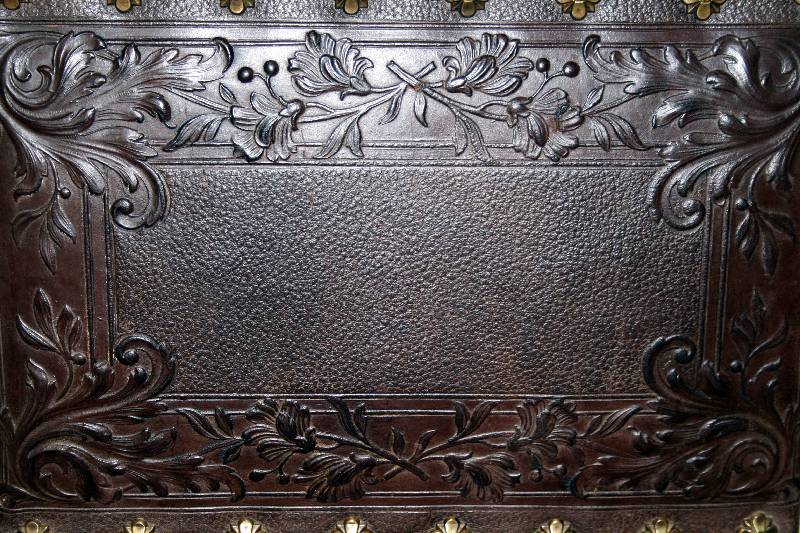 Detail a: Sechs Stühle, Frankreich, um 1890/1900, Henry Deux, Eiche massiv, auf gedrechselten Säulen, Beine verstrebt, Rückenlehne mit Drechselarbeiten, ...