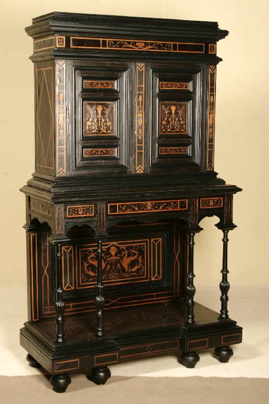 Kabinettschrank, deutsch, um 1880, Korpus Weichholz/Hartholz, furniert und intarsiert mit verschiedenen Obsthölzern, auf gedrückten Kugelfüßen, ...