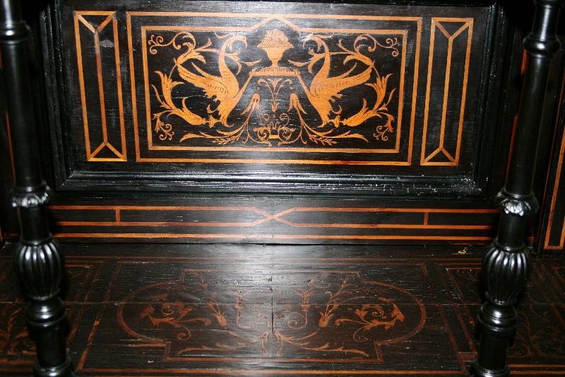 Detail a: Kabinettschrank, deutsch, um 1880, Korpus Weichholz/Hartholz, furniert und intarsiert mit verschiedenen Obsthölzern, auf gedrückten Kugelfüßen, ...