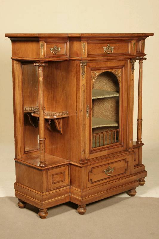 Prunkschränkchen, deutsch, um 1880, Gründerzeit, Korpus Weichholz, Nußbaum furniert, auf kleinen Kugelfüßen, mittig Vitrinenteil mit zwei ...