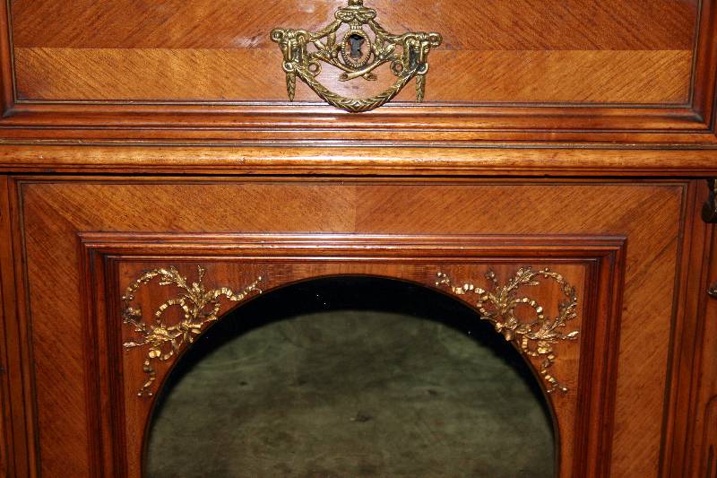 Detail a: Prunkschränkchen, deutsch, um 1880, Gründerzeit, Korpus Weichholz, Nußbaum furniert, auf kleinen Kugelfüßen, mittig Vitrinenteil mit zwei ...