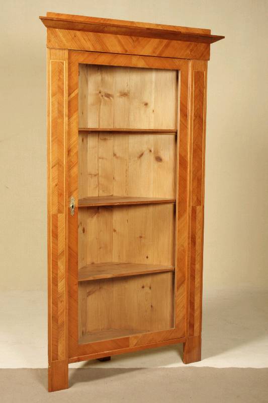 Eckschrank, süddeutsch/Österreich, um 1920, Koprus Weichholz, Kirschbaum furniert, Lisenen mit Fadenintarsien, Furnier gespiegelt verlegt, Schloß ...