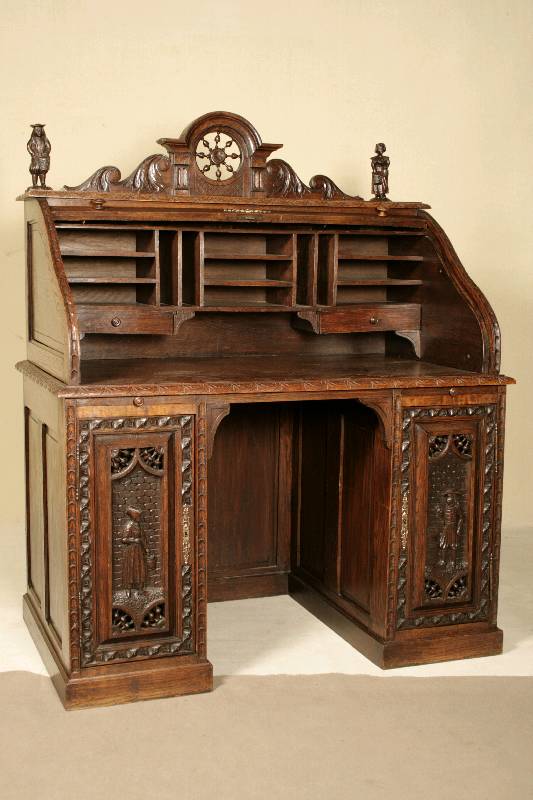 Schreibtisch, Frankreich/Bretagne, um 1870, Eiche massiv, unten 2-türiger Korpus mit geschnitzten Füllungen, dahinter jeweils vier Schubladen, ...