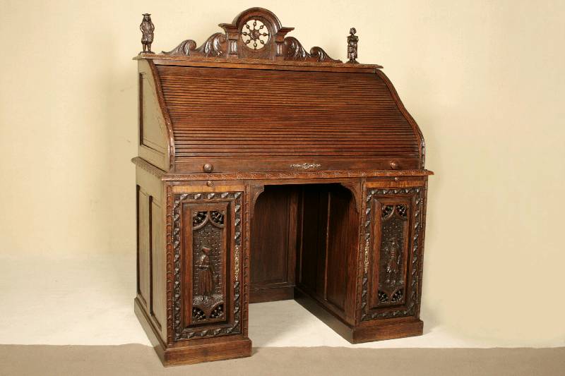 Detail a: Schreibtisch, Frankreich/Bretagne, um 1870, Eiche massiv, unten 2-türiger Korpus mit geschnitzten Füllungen, dahinter jeweils vier Schubladen, ...