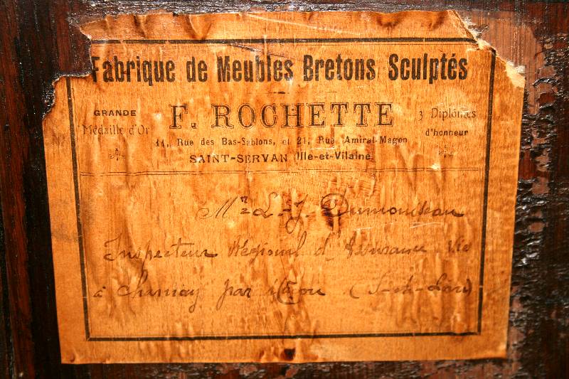 Detail b: Schreibtisch, Frankreich/Bretagne, um 1870, Eiche massiv, unten 2-türiger Korpus mit geschnitzten Füllungen, dahinter jeweils vier Schubladen, ...