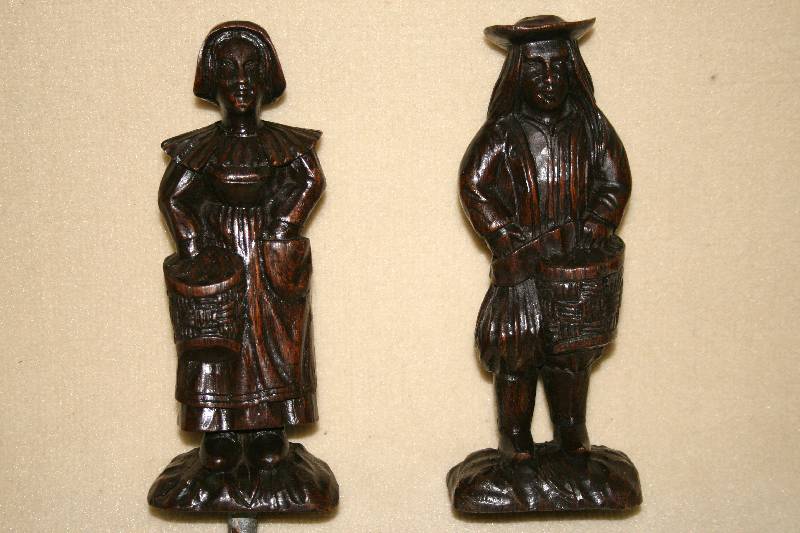 Detail c: Schreibtisch, Frankreich/Bretagne, um 1870, Eiche massiv, unten 2-türiger Korpus mit geschnitzten Füllungen, dahinter jeweils vier Schubladen, ...