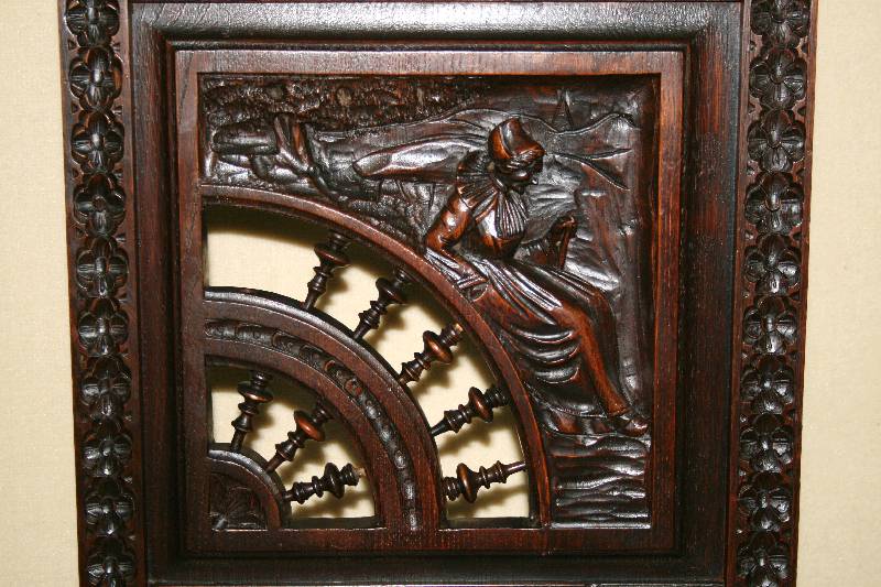 Detail a: Schreibtischstuhl, Frankreich/Bretagne, um 1870, Eiche massiv, Rückenlehne gekerbt und geschnitzt, dekoriert mit galerieförmigen Drechselarbeiten, ...