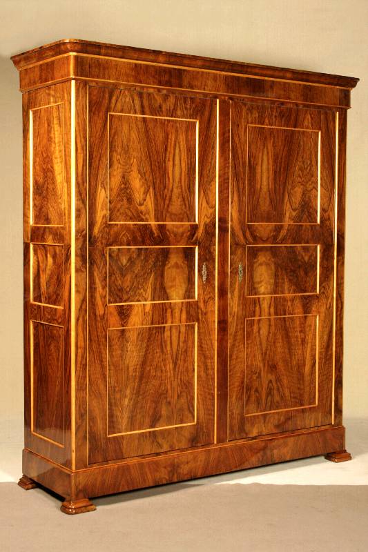 Schrank, deutsch/Umgebung Pfalz, um 1840/50, Korpus Weichholz, Nußbaum- bzw. ausgesuchtes Wurzelnußfurnier, gerader Korpus, 3-seitig kassettierte ...