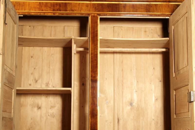 Detail a: Schrank, deutsch/Umgebung Pfalz, um 1840/50, Korpus Weichholz, Nußbaum- bzw. ausgesuchtes Wurzelnußfurnier, gerader Korpus, 3-seitig kassettierte ...