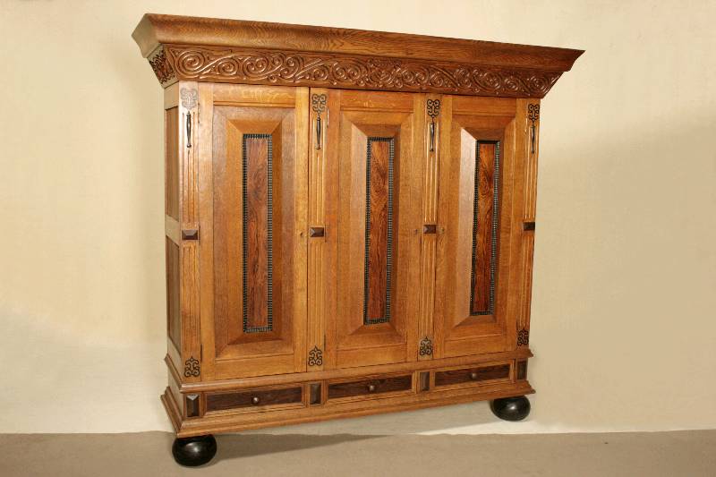 Kissenschrank, Holland, um 1940/50, Korpus Eiche massiv, z.T. furniert, Rückseite Tischlerplatte, auf balusterförmigen Kugelfüßen, Zarge mit drei ...