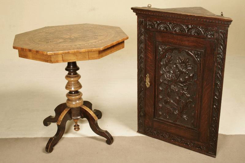 Hängeeckschrank, England, um 1870, Frontseite Eiche massiv, Rückseite Weichholz, Lisenen mit schuppenförmiger Schnitzerei, Türfüllungen mit ...