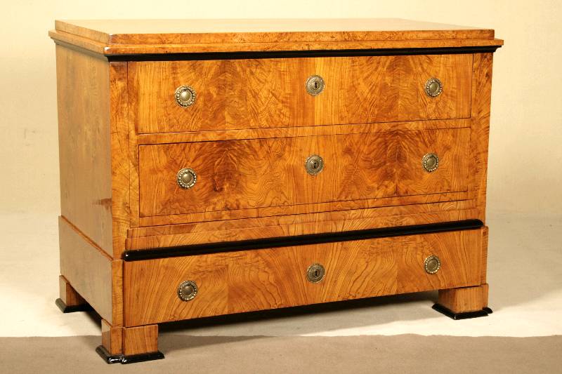 Biedermeierkommode, deutsch, um 1810, Korpus Weichholz, Esche furniert, untere Schublade hervortretend, Profilleisten ebonisierend, original ...