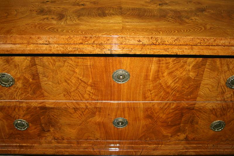 Detail a: Biedermeierkommode, deutsch, um 1810, Korpus Weichholz, Esche furniert, untere Schublade hervortretend, Profilleisten ebonisierend, original ...