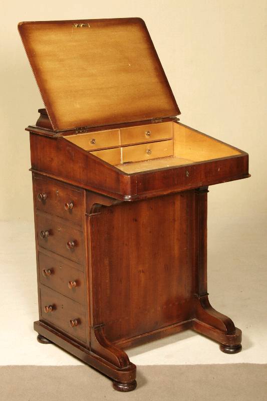 Detail a: Davenport, England, um 1920, Edwardien, Korpus Weichholz, z.T. Tischlerplatte, Nußbaum furniert, seitlich mit Schubladen, Schreibplatte mit Leder, ...