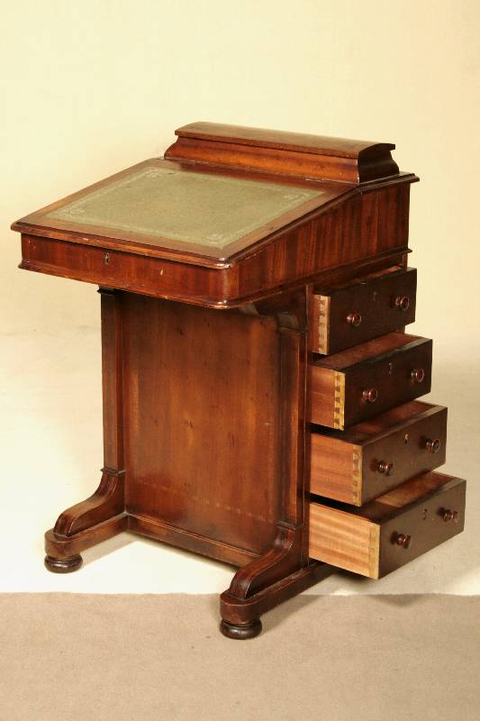 Detail b: Davenport, England, um 1920, Edwardien, Korpus Weichholz, z.T. Tischlerplatte, Nußbaum furniert, seitlich mit Schubladen, Schreibplatte mit Leder, ...