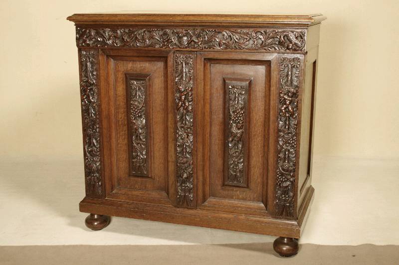 Kissenschrank, Holland, um 1800, Eiche massiv, aufgelegte Schnitzereien, Blumen und Früchte, zum Teil vollplastisch, Kissen mit Leistenverzierung, ...