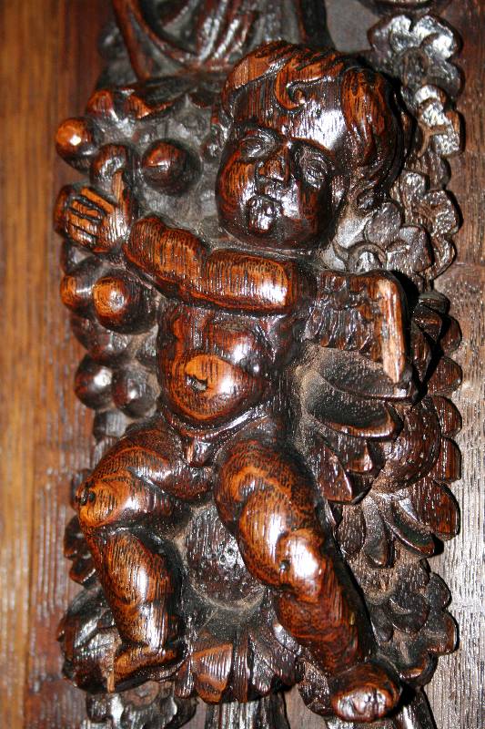 Detail a: Kissenschrank, Holland, um 1800, Eiche massiv, aufgelegte Schnitzereien, Blumen und Früchte, zum Teil vollplastisch, Kissen mit Leistenverzierung, ...