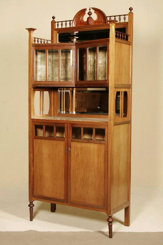Jugendstilvitrine, deutsch, um 1895/1900, von ausgesprochener Expressivität, Mahagoni massiv, Unterteil aus dem Vollholz gearbeitet mit Oberlichtern ...