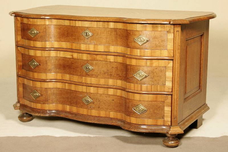 Barockkommode, deutsch, um 1780, Korpus Weichholz, Nußbaum furniert, z.T. Eiche, auf Kugelfüßen, doppelt geschweifte Front, 3 -schübig, mit ...
