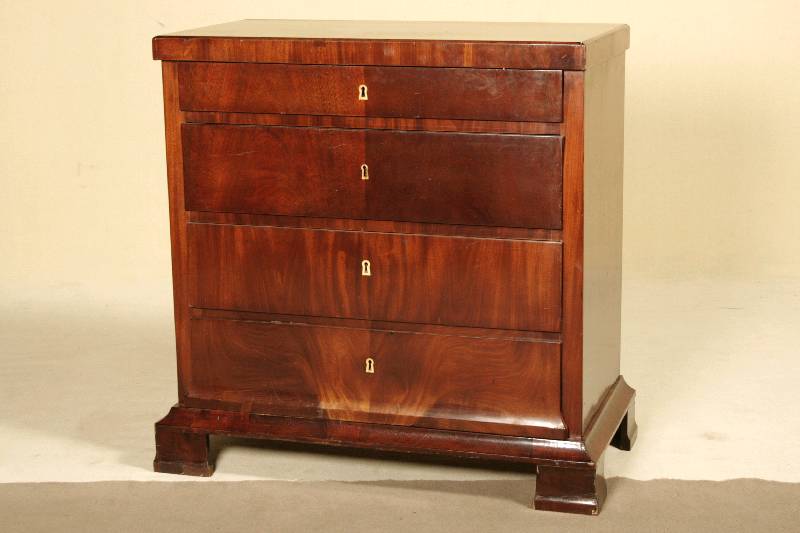 Kommode, deutsch, um 1820, Biedermeier, Korpus Weichholz, Mahagoni furniert, auf eckigen Füßen, untere Schublade gebogen, Schlüsselschilde aus ...