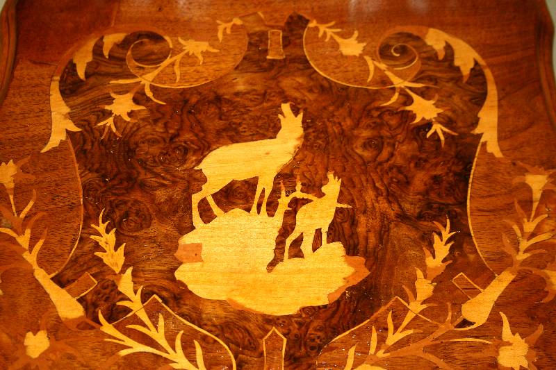 Detail a: Prunkstuhl, deutsch, um 1870/75, Barockstil, Nußbaum massiv, allseitig geschweift und gerieft, Nußbaum massiv, Zarge vielfach geschwungen, sparsame ...