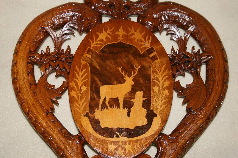 Detail b: Prunkstuhl, deutsch, um 1870/75, Barockstil, Nußbaum massiv, allseitig geschweift und gerieft, Nußbaum massiv, Zarge vielfach geschwungen, sparsame ...