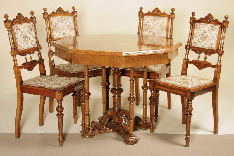 Gründerzeit-Salonmöbel, süddeutsch, um 1880/85, Korpus Weichholz bzw. Nußbaum massiv, quadratischer Fuß 8-eckig aufgelegt, Tischplatte oktogon, ...