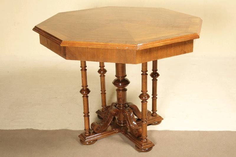 Detail a: Gründerzeit-Salonmöbel, süddeutsch, um 1880/85, Korpus Weichholz bzw. Nußbaum massiv, quadratischer Fuß 8-eckig aufgelegt, Tischplatte oktogon, ...