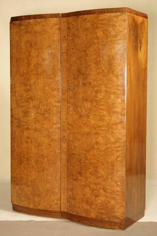ArtDeco-Schrank, wohl Frankreich,um 1935/40, Korpus Hartholz/Weichholz, Wurzelnußfurnier, doppelt gespiegelt z.T. quer verlegt, Front doppelt ...