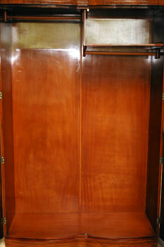 Detail a: ArtDeco-Schrank, wohl Frankreich,um 1935/40, Korpus Hartholz/Weichholz, Wurzelnußfurnier, doppelt gespiegelt z.T. quer verlegt, Front doppelt ...