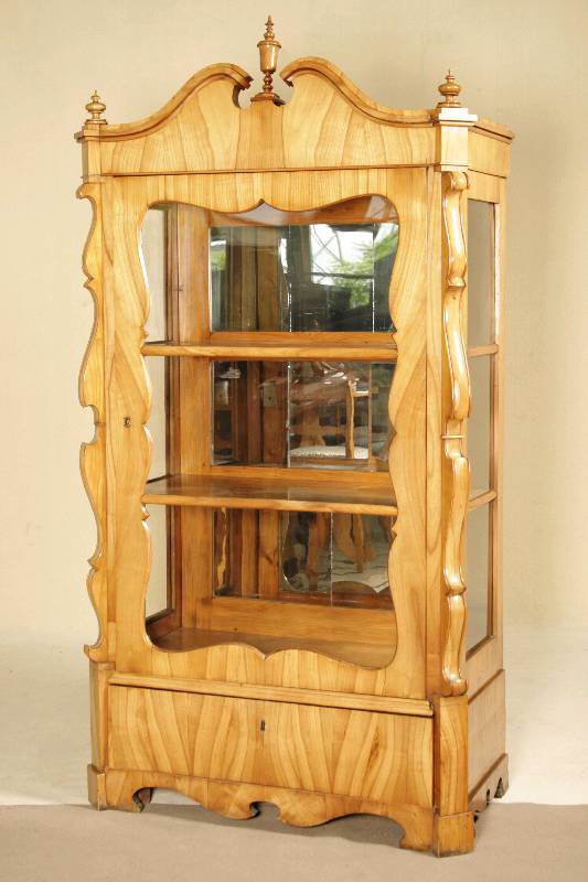 Vitrine, Dreseden um 1835, Korpus Weichholz, dickes Kirschbaumfurnier, elegant gespiegelt, in der Vertikalen verlegt, gesprengter Giebel, Leisten ...
