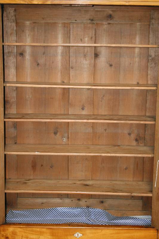 Detail a: Wäscheschrank, Dresden, um 1820, Korpus Weichholz, Kirschbaum- bzw. Kirschbaumwurzelfurnier z.T. gespiegelt verlegt, Ecken abgerundet, zwei ...