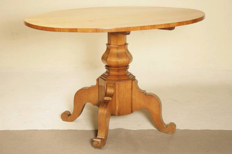 Salontisch, deutsch, um 1820/30, Säule Weichholz massiv, dickes Kirschbaumfurnier, elegante Balusterform, in sich 10-fach gegliedert und rhythmisch ...