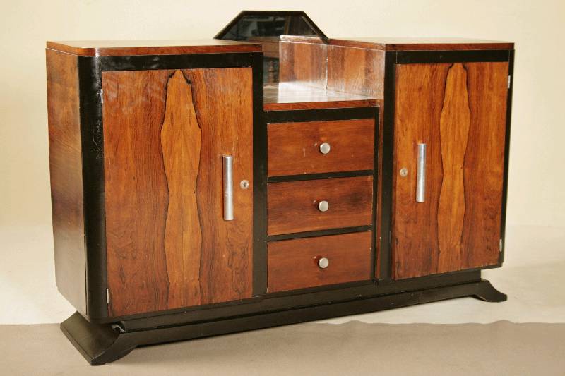 ArtDeco-Sideboard, Frankreich, um 1920, Riopalisander gespiegelt furniert, z.T. schwarz abgesetzt, große Chrombeschläge, Korpuskanten seitlich ...