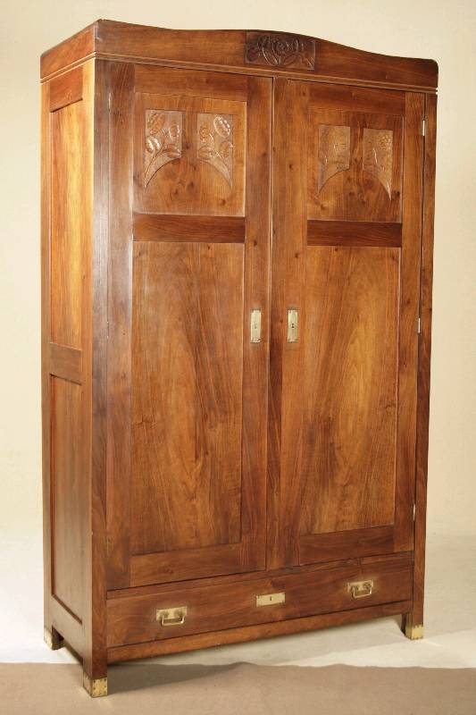 Jugendstilschrank, Anfang 20. Jhd., zweitürig, Nussholz furniert und massiv, florale Zierschnitzereien in den Türfüllungen und im Gesims, ...